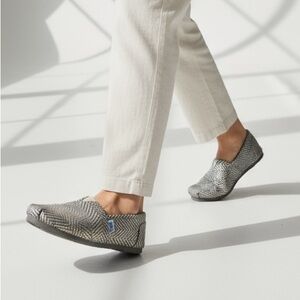 womens silver and gray woven toms size 7.5